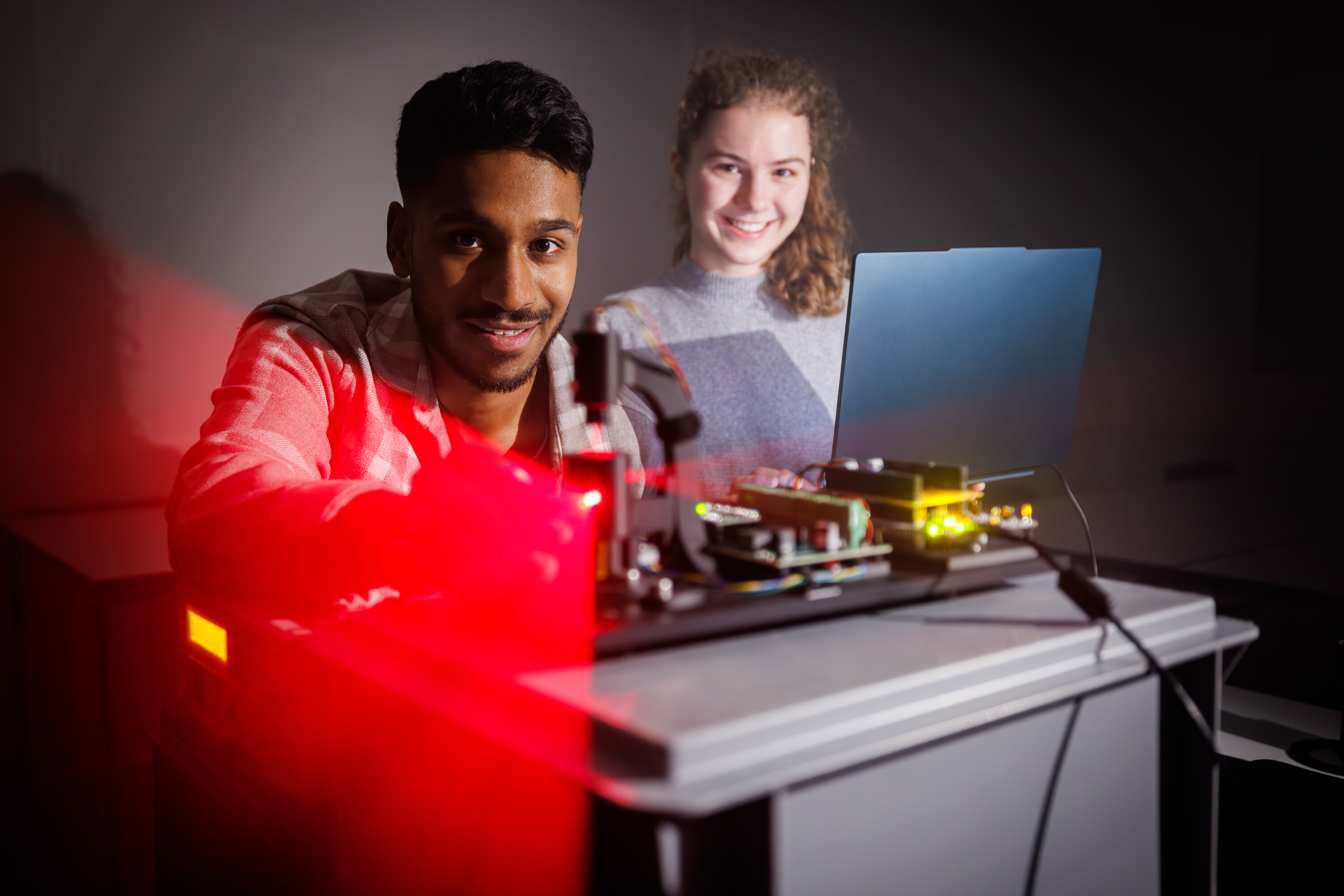 Zwei Studierende aus dem Bachelorstudiengang Electrical and Computer Engineering arbeiten an einem laserbasierten Lokalisierungssystem.