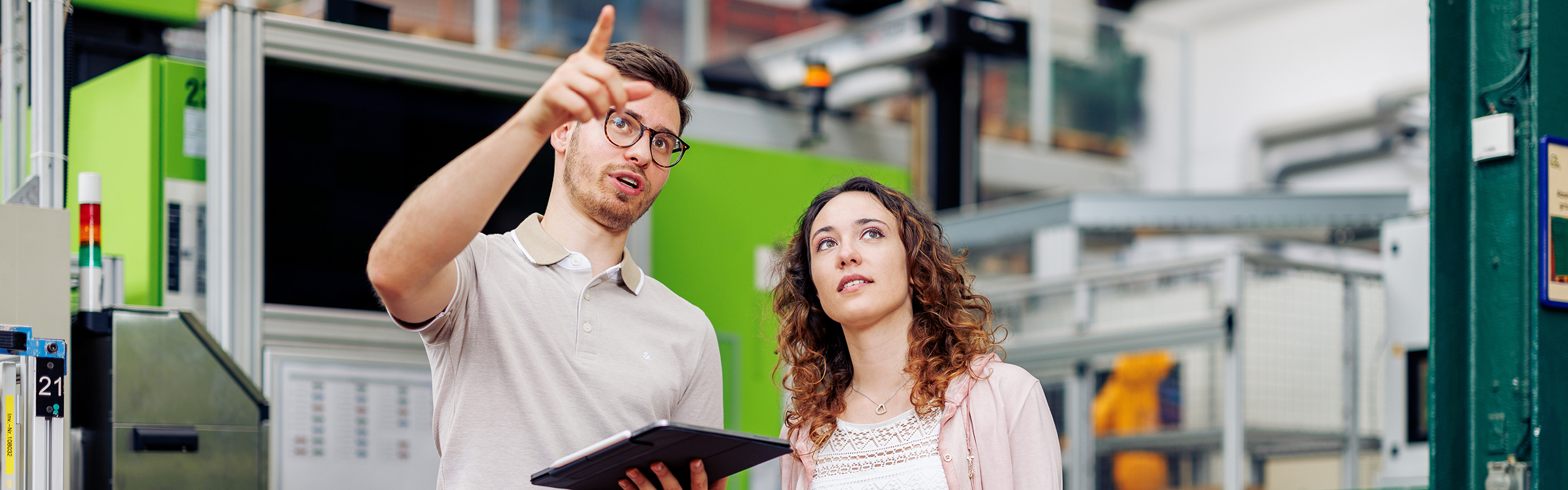 Zwei Studierende des Bachelors Wirtschaftsingenieurwesen am Diskutieren