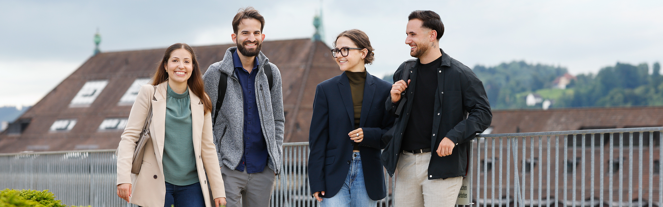 4 Studierende auf der Terrasse der OST