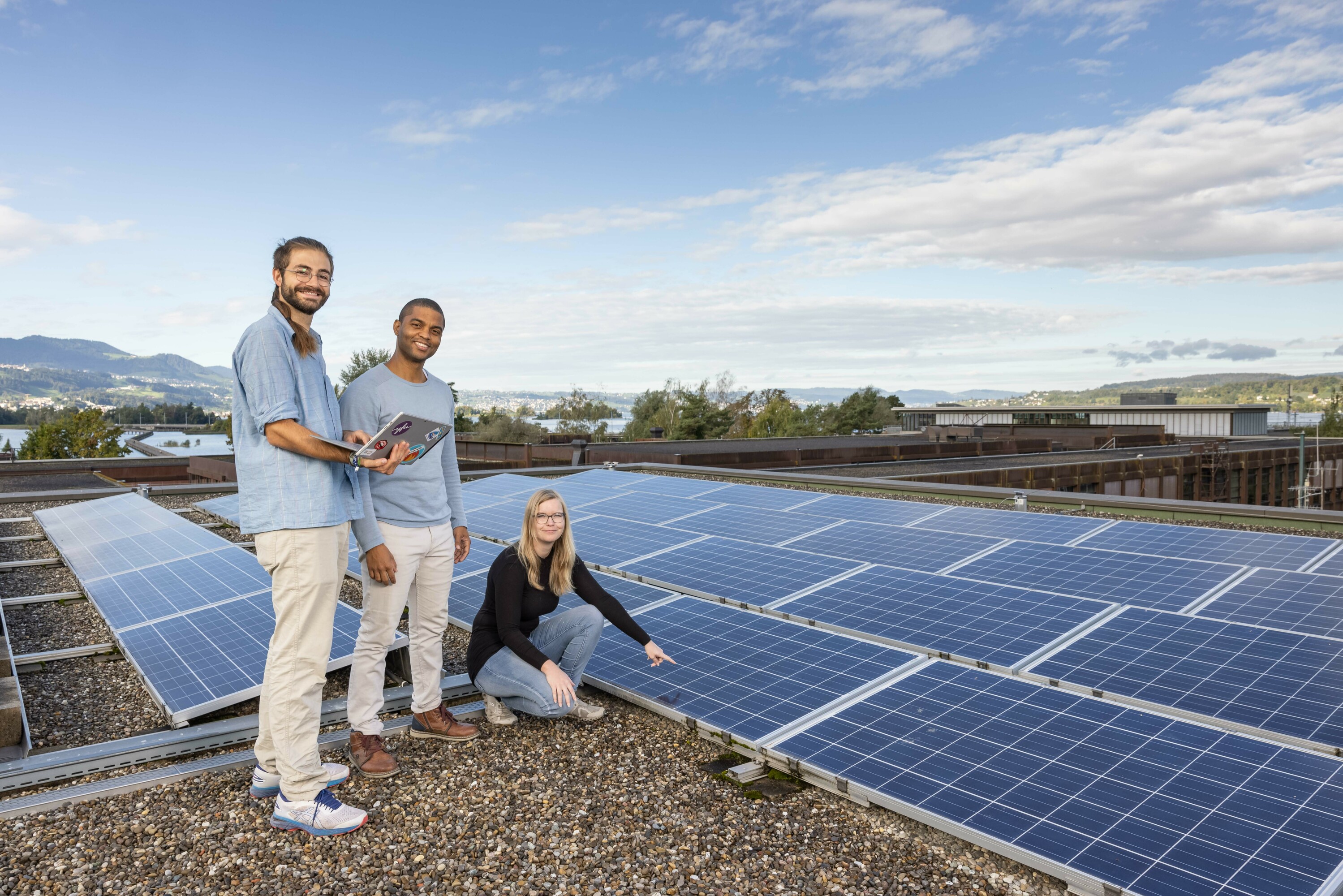 Studierende im Bachelorstudium Erneuerbare Energien und Umwelttechnik vor der Photovoltaik-Anlage der OST.